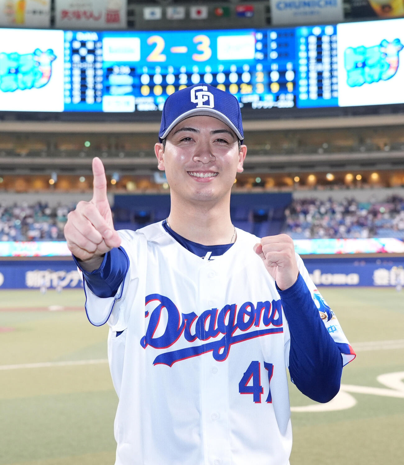 中日対DeNA　プロ初勝利を挙げ、ポーズを決める中日吉田聖弥（撮影・森本幸一）