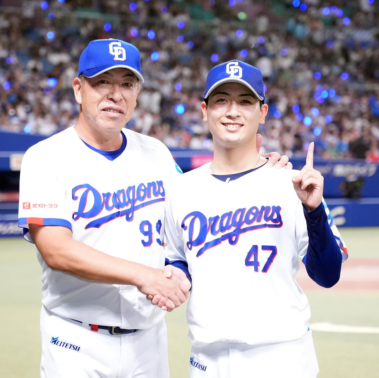 中日対DeNA　プロ初勝利を挙げた中日吉田聖弥（右）は井上一樹監督の祝福を受ける（撮影・森本幸一）