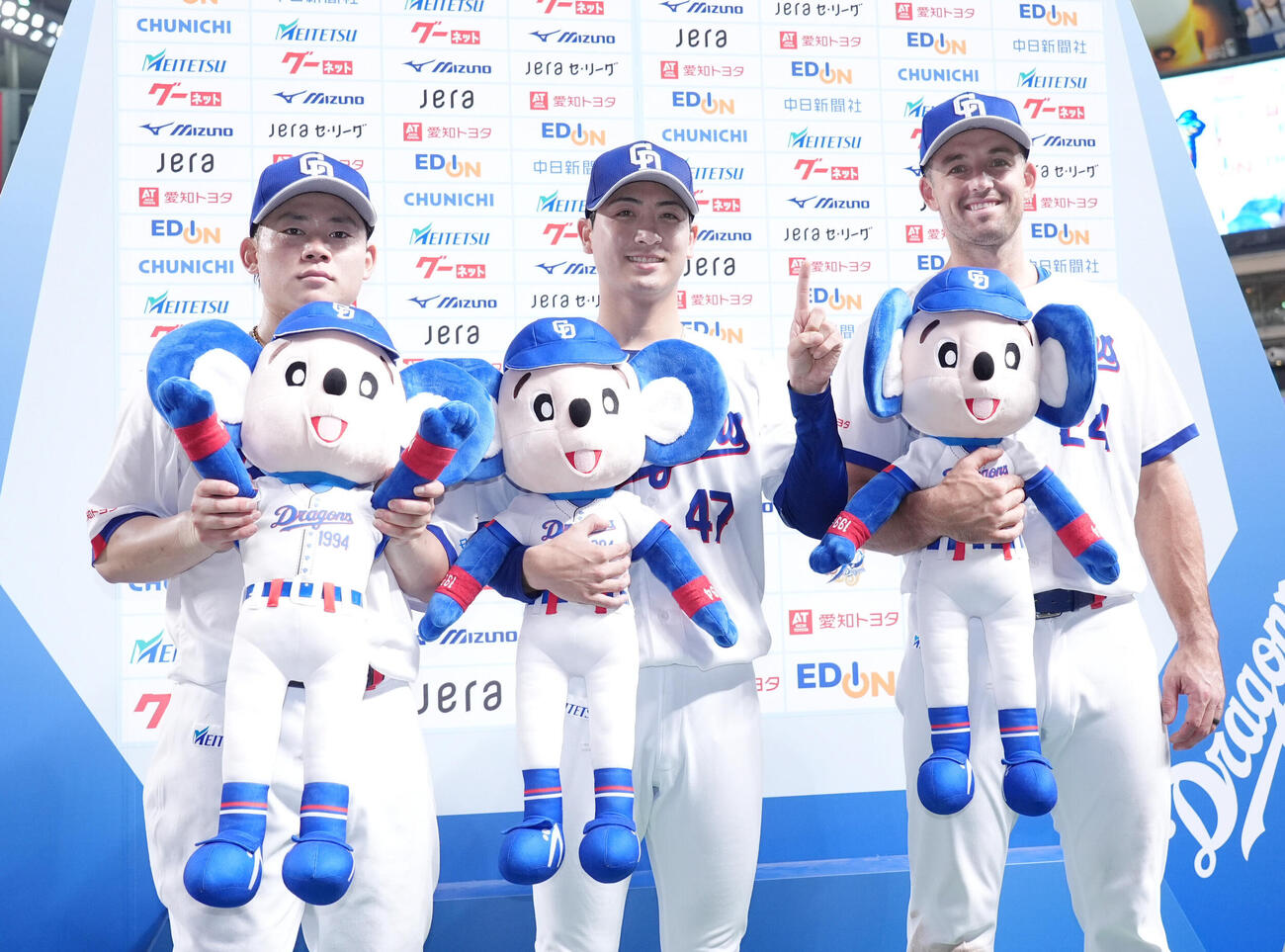 中日対DeNA　ヒーローインタビューを終えポーズを決める左から村松開人、吉田聖弥、ジェイソン・ボスラー（撮影・森本幸一）
