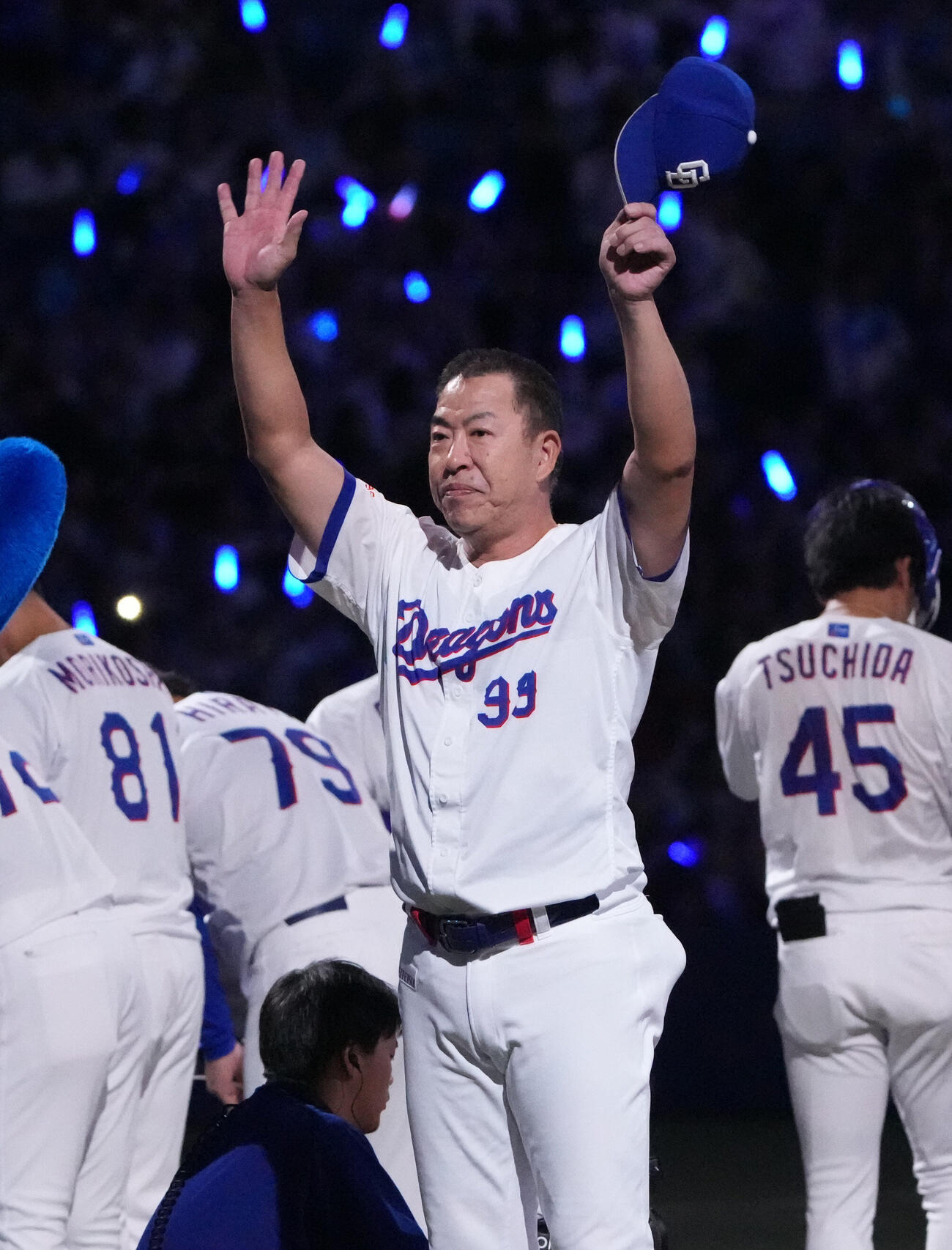 中日対DeNA　試合終了、スタンドの観客にあいさつをする井上一樹監督（撮影・森本幸一）