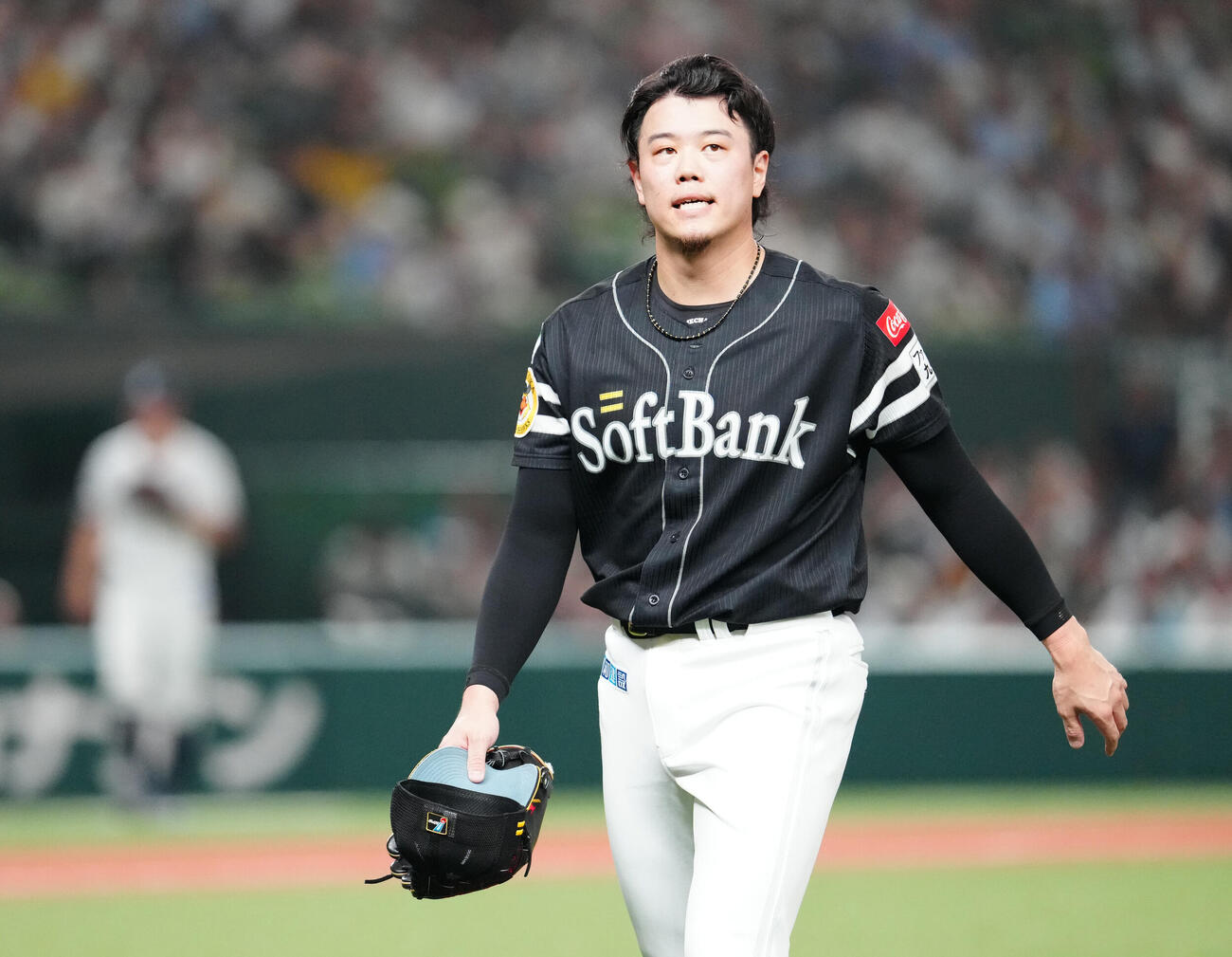 西武対ソフトバンク　2回裏終了後、ベンチに引き揚げるソフトバンク先発の上茶谷大河（撮影・江口和貴）