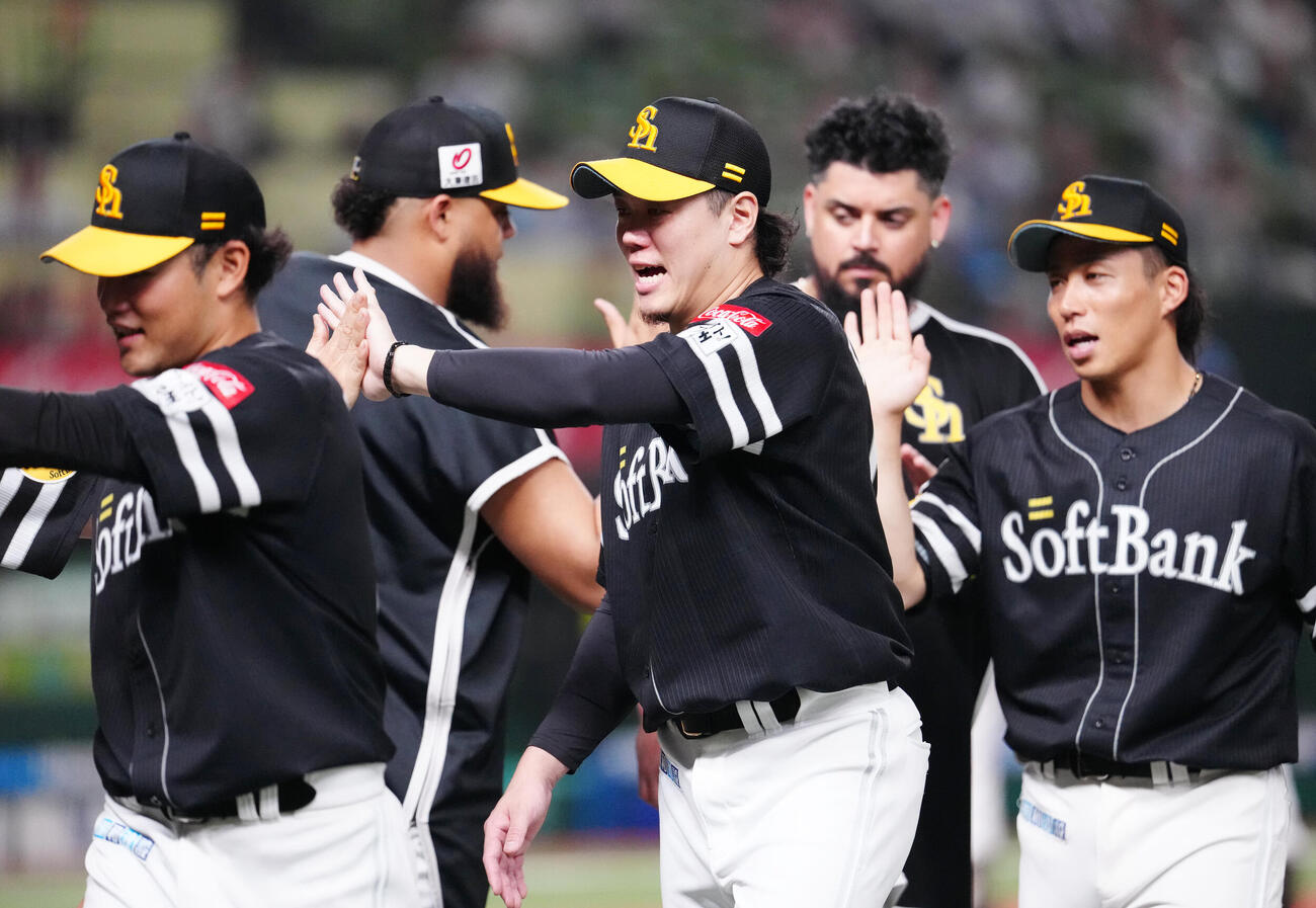 西武対ソフトバンク　試合後、勝利しタッチを交わすソフトバンク上茶谷大河（中央）ら（撮影・江口和貴）