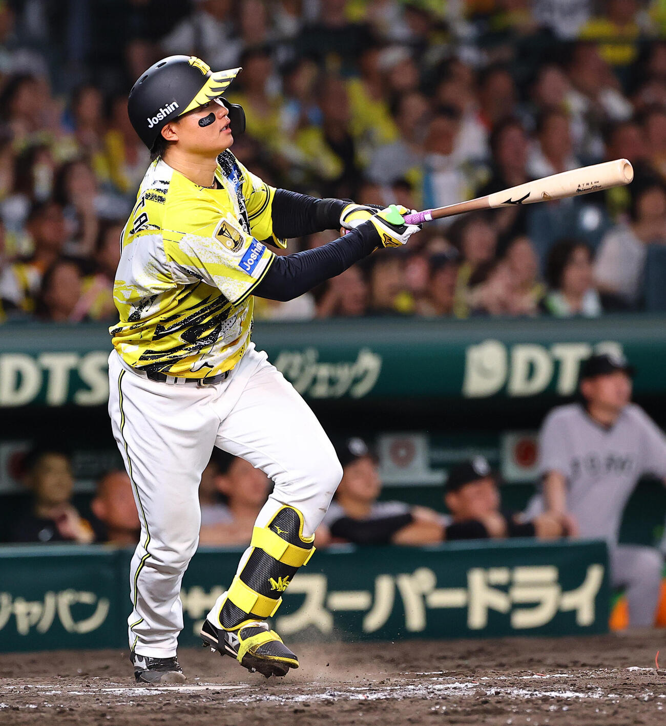 阪神対巨人　9回裏阪神1死満塁、森下翔太は同点犠飛を放つ（撮影・上田博志）