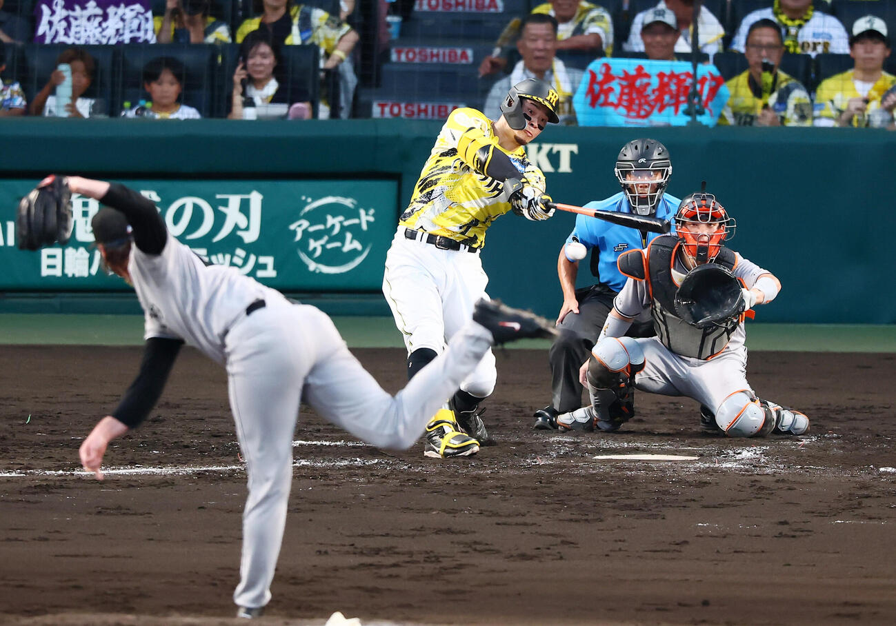 阪神対巨人　3回裏阪神1死、佐藤輝明は右前打を放つ。投手フォレスト・ウィットリー（撮影・加藤哉）