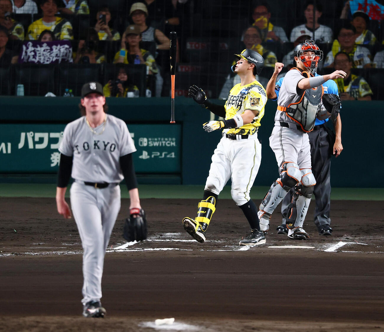阪神対巨人　6回裏阪神無死、三振に倒れる佐藤輝明。投手フォレスト・ウィットリー（撮影・加藤哉）