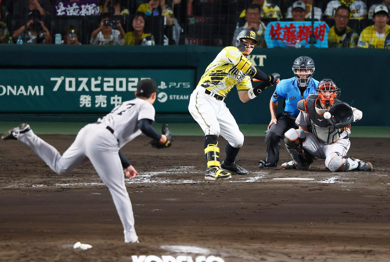 阪神対巨人　8回裏阪神無死、四球を選ぶ佐藤輝明。投手森田駿哉（撮影・加藤哉）