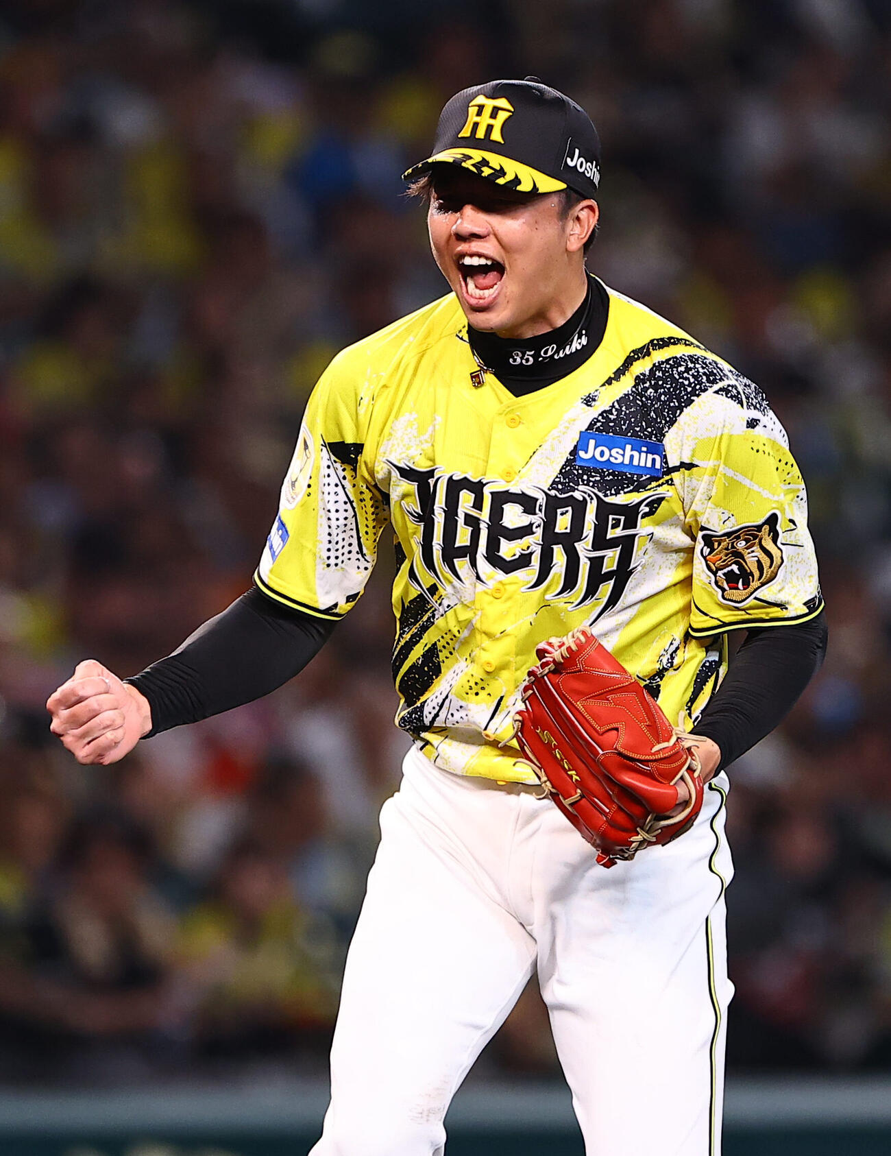 阪神対巨人　6回表巨人2死、松本剛から三振を奪い雄たけびを上げる才木浩人（撮影・上田博志）