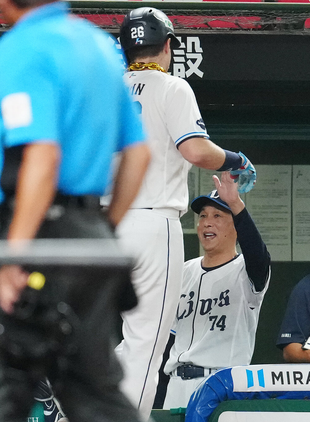 西武対ソフトバンク　2回裏西武無死、先制本塁打を放ったタイラー・ネビンとタッチを交わす西口文也監督（右）（撮影・江口和貴）