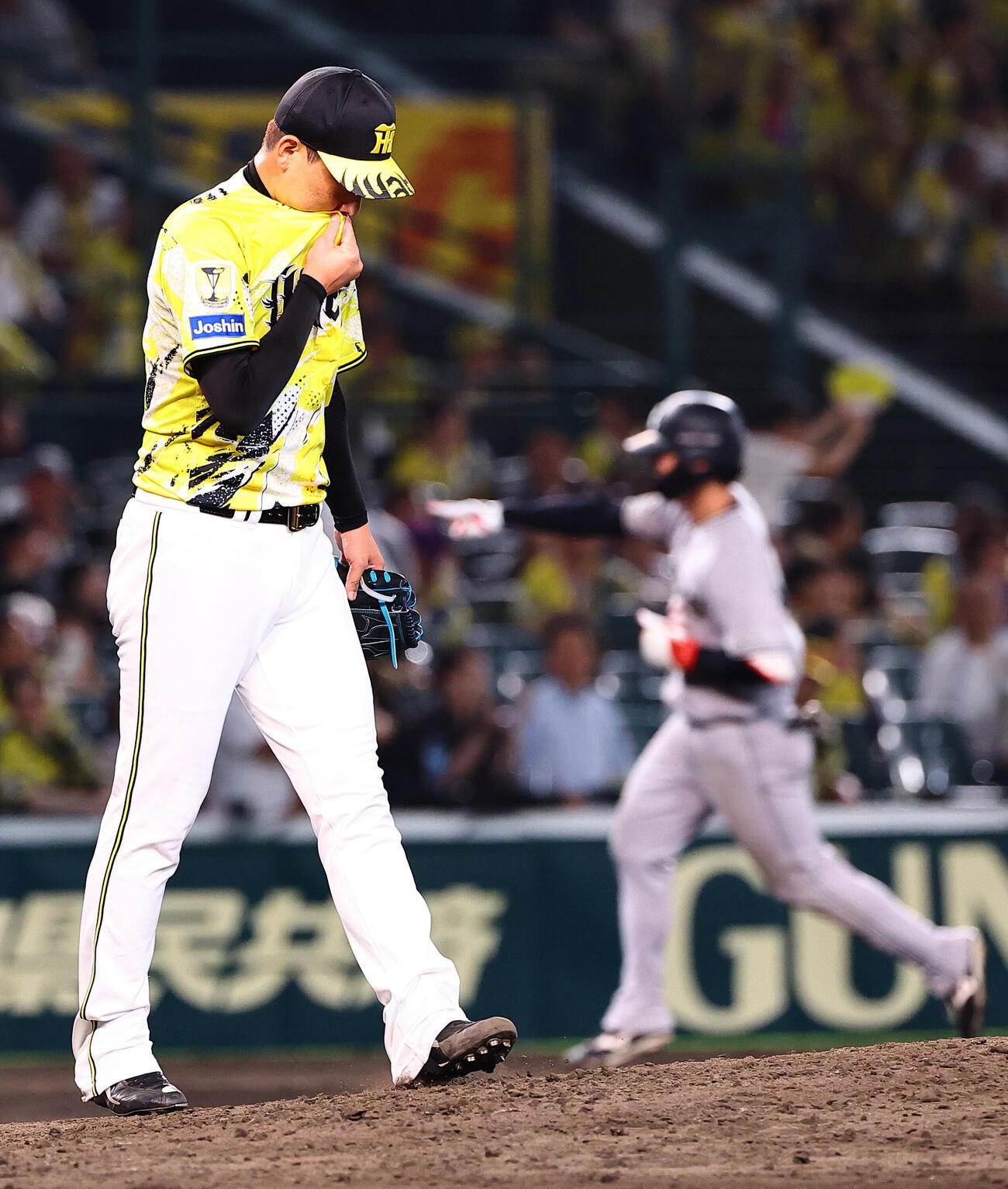 阪神対巨人　10回表巨人1死二塁、岩崎優（左）は小浜佑斗に勝ち越し2点本塁打を浴びる（撮影・上田博志）