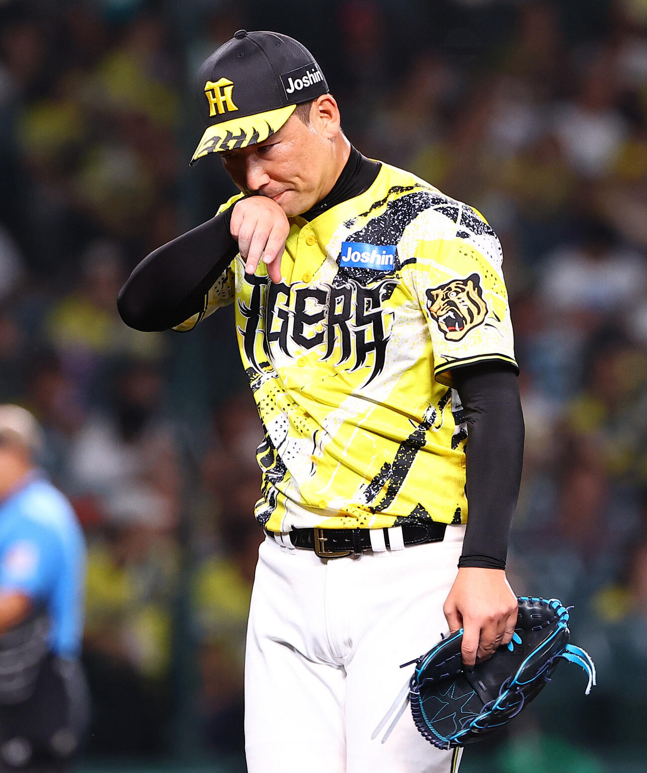 阪神対巨人　10回、勝ち越し本塁打を浴びた岩崎優はベンチに引き揚げる撮影・上田博志）