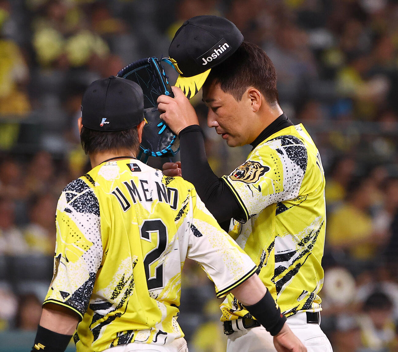阪神対巨人　10回、勝ち越し本塁打を浴びた岩崎優（右）はベンチに引き揚げる（撮影・上田博志）