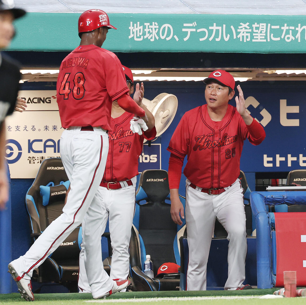 ヤクルト対広島　3回表広島1死二、三塁、サンドロ・ファビアンの犠飛で生還したアドゥワ誠（左）を迎える新井貴浩監督（撮影・宮地輝）