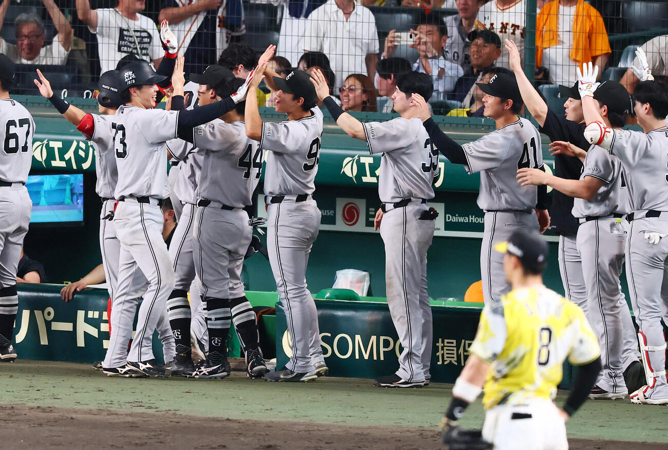 阪神対巨人　10回表巨人1死二塁、左越え2点本塁打を放ちナインとタッチする小浜佑斗（撮影・加藤哉）