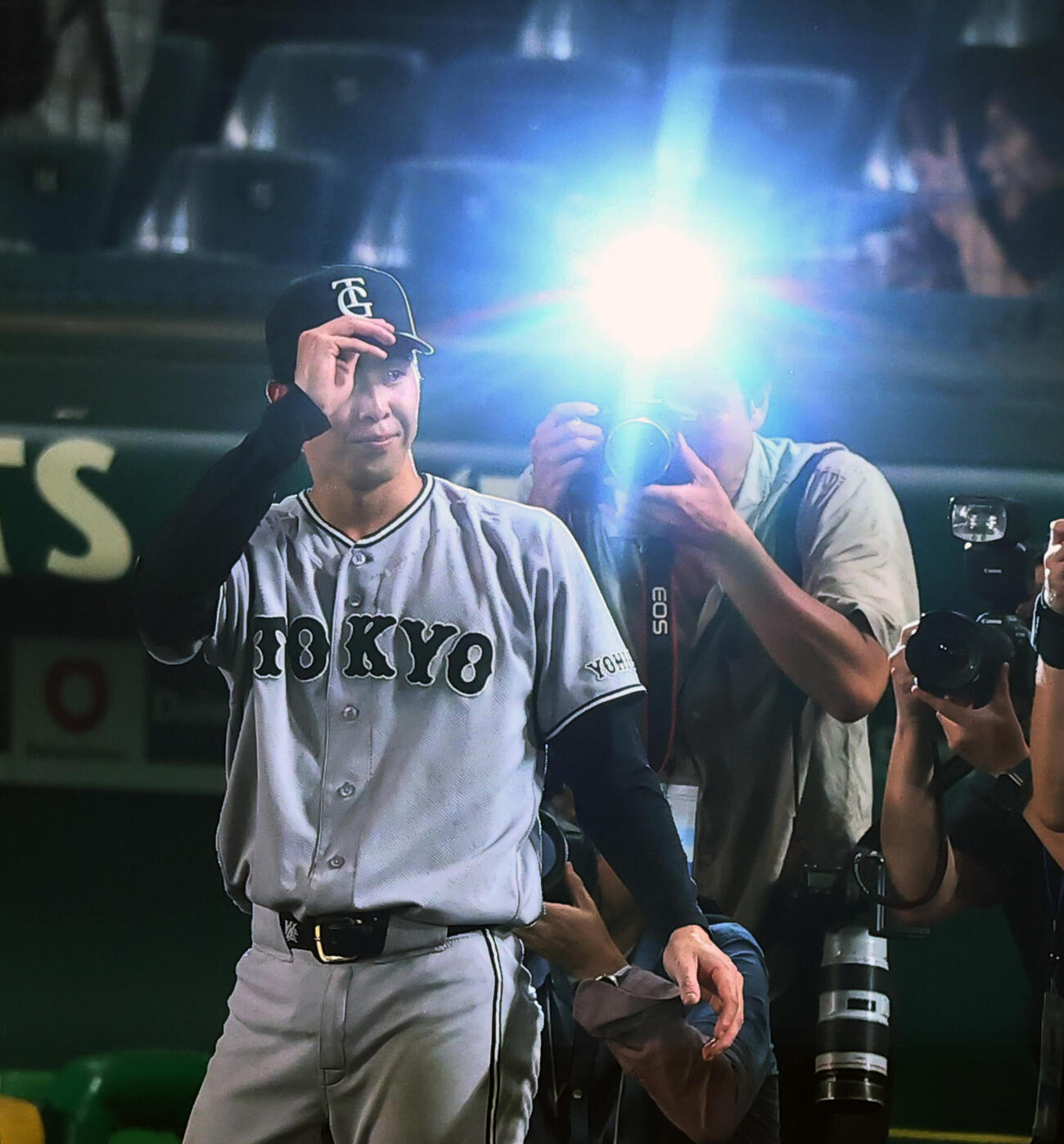 阪神対巨人　決勝点となるプロ初本塁打を放った巨人小浜佑斗はスタンドのファンにあいさつする（撮影・加藤哉）