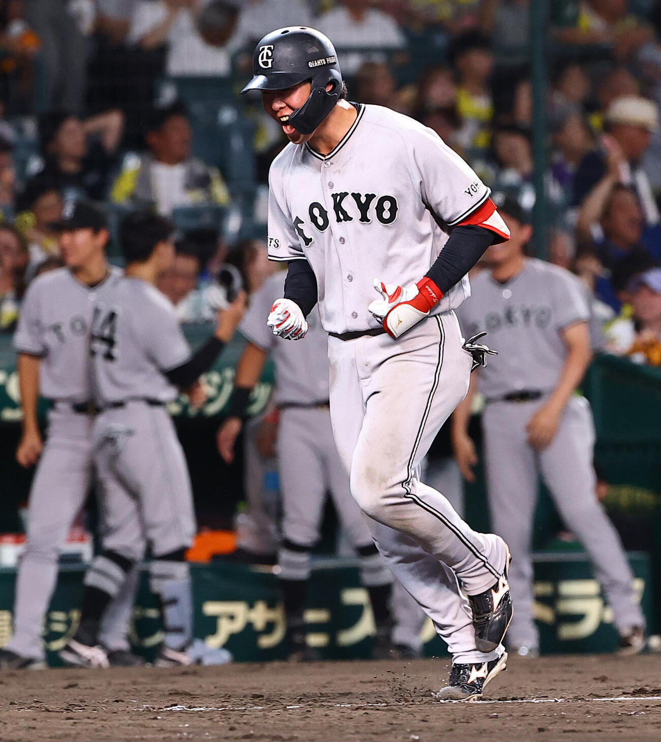 阪神対巨人　10回表巨人1死二塁、勝ち越し2点本塁打を放った小浜佑斗は雄たけびを上げる（撮影・上田博志）