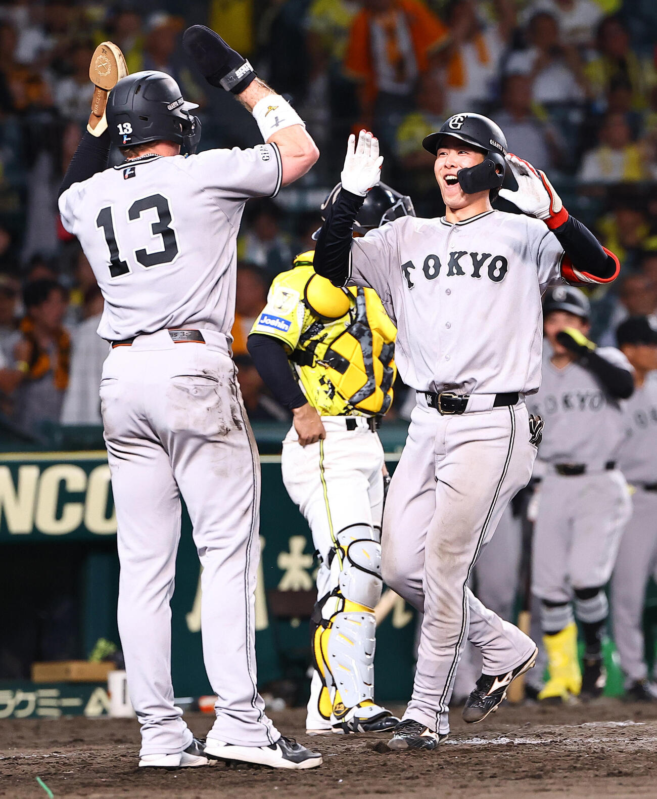 阪神対巨人　10回表巨人1死二塁、勝ち越し2点本塁打を放った小浜佑斗（右）はトレイ・キャベッジと笑顔でハイタッチをする（撮影・上田博志）