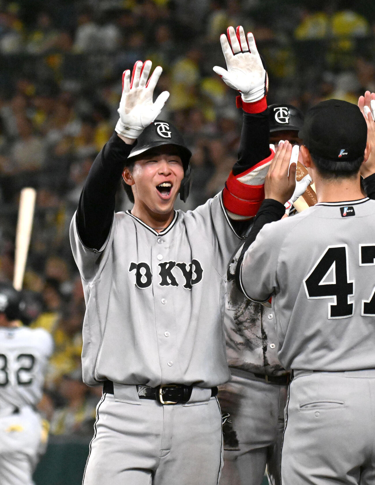 阪神対巨人　10回表巨人1死二塁、小浜佑斗は勝ち越しの2点本塁打を放ちナインに迎えられる（撮影・石井愛子）