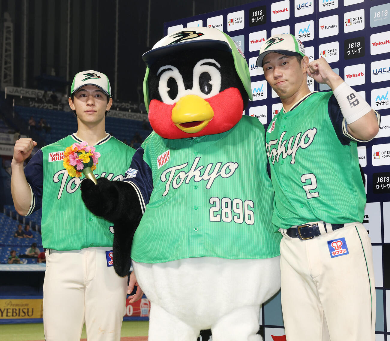 ヤクルト対広島　勝利し記念撮影に納まるヤクルト内山壮真（左）、つば九郎（中央）、古賀優大（撮影・宮地輝）