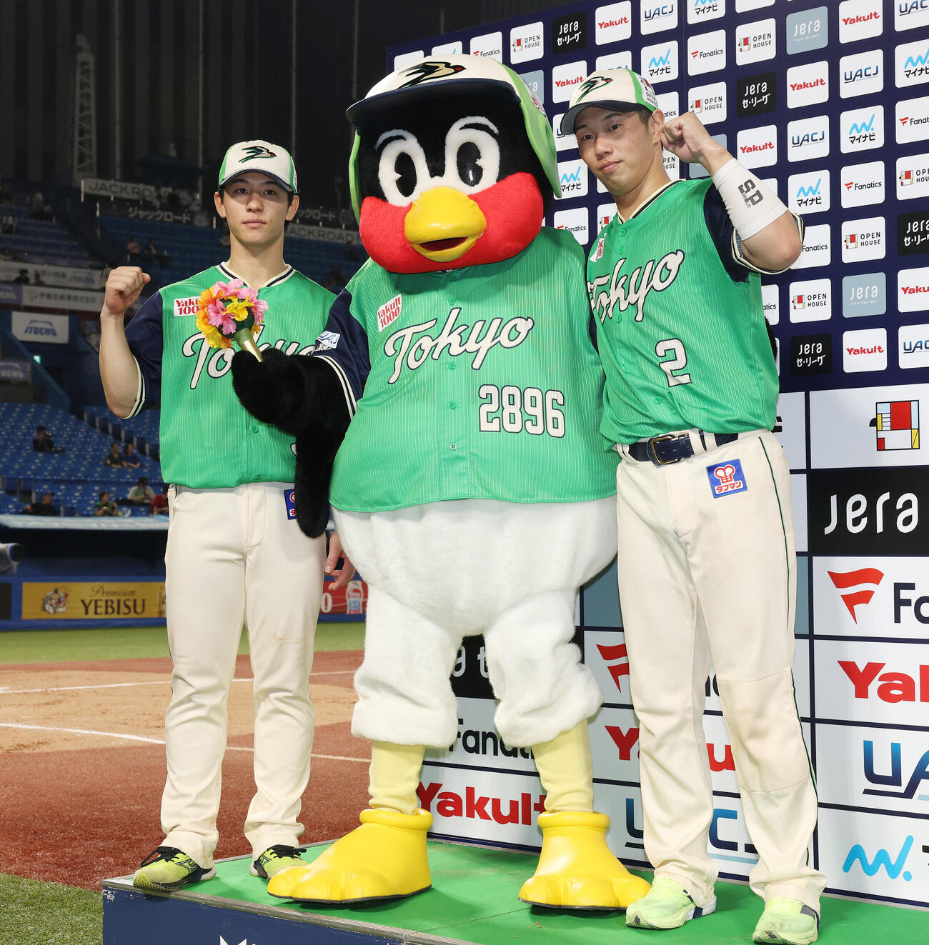 ヤクルト対広島　勝利し記念撮影に納まるヤクルト内山壮真（左）、つば九郎（中央）、古賀優大（撮影・宮地輝）