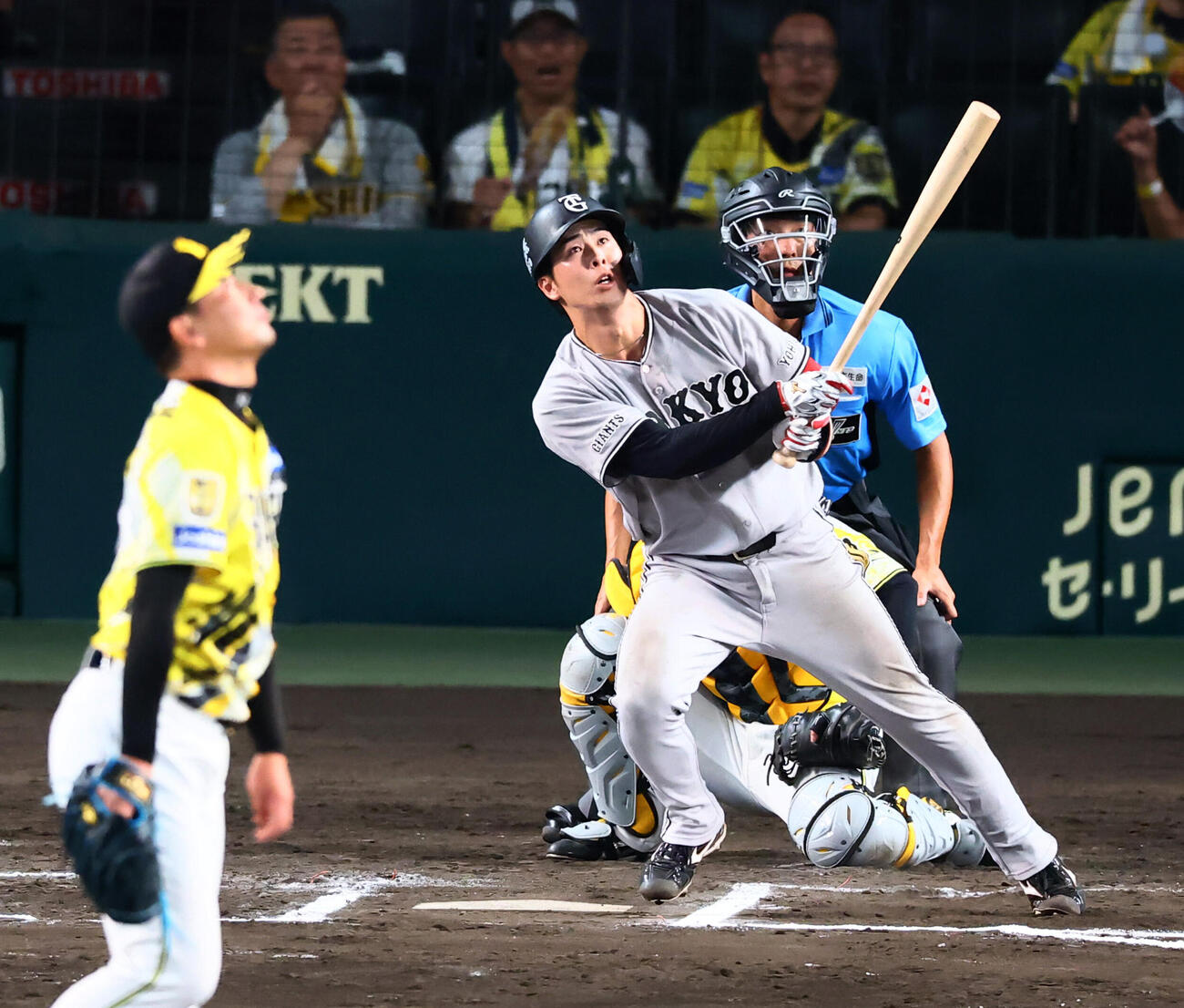 阪神対巨人　10回表巨人1死二塁、小浜佑斗は左越えに2点本塁打を放つ。投手岩崎優（撮影・加藤哉）