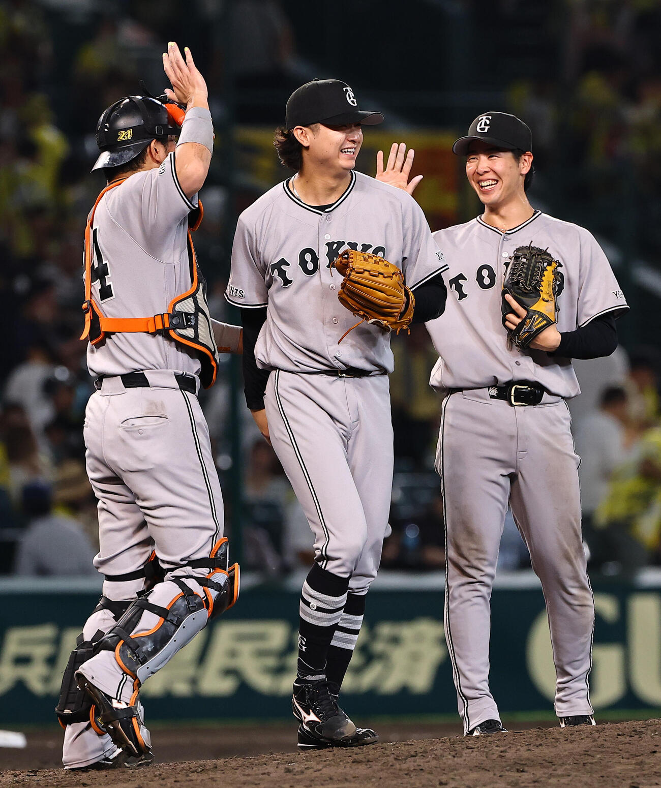 阪神対巨人　阪神に勝利し笑顔を見せる小浜佑斗（右）ら巨人ナイン（撮影・上田博志）