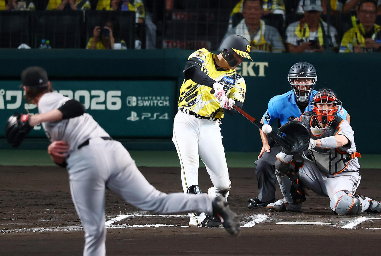 阪神対巨人　6回裏阪神1死、四球を選ぶ大山悠輔。投手フォレスト・ウィットリー（撮影・加藤哉）