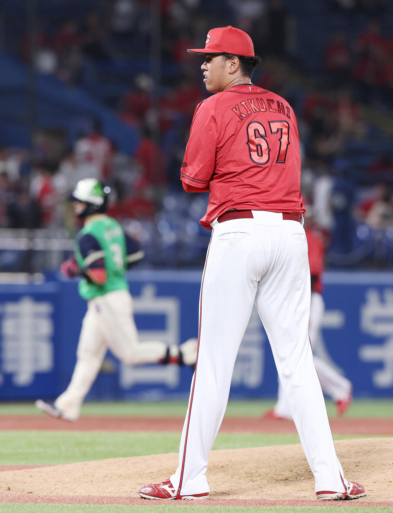 ヤクルト対広島　12回裏ヤクルト2死一塁、内山壮真にサヨナラ2点本塁打を浴びる菊地ハルン（撮影・宮地輝）