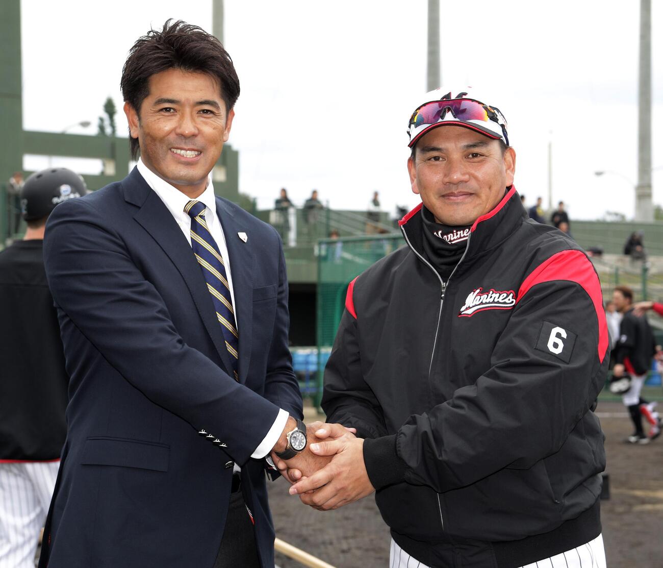 がっちり握手する侍ジャパン稲葉監督（左）とロッテ井口監督（2018年2月撮影）