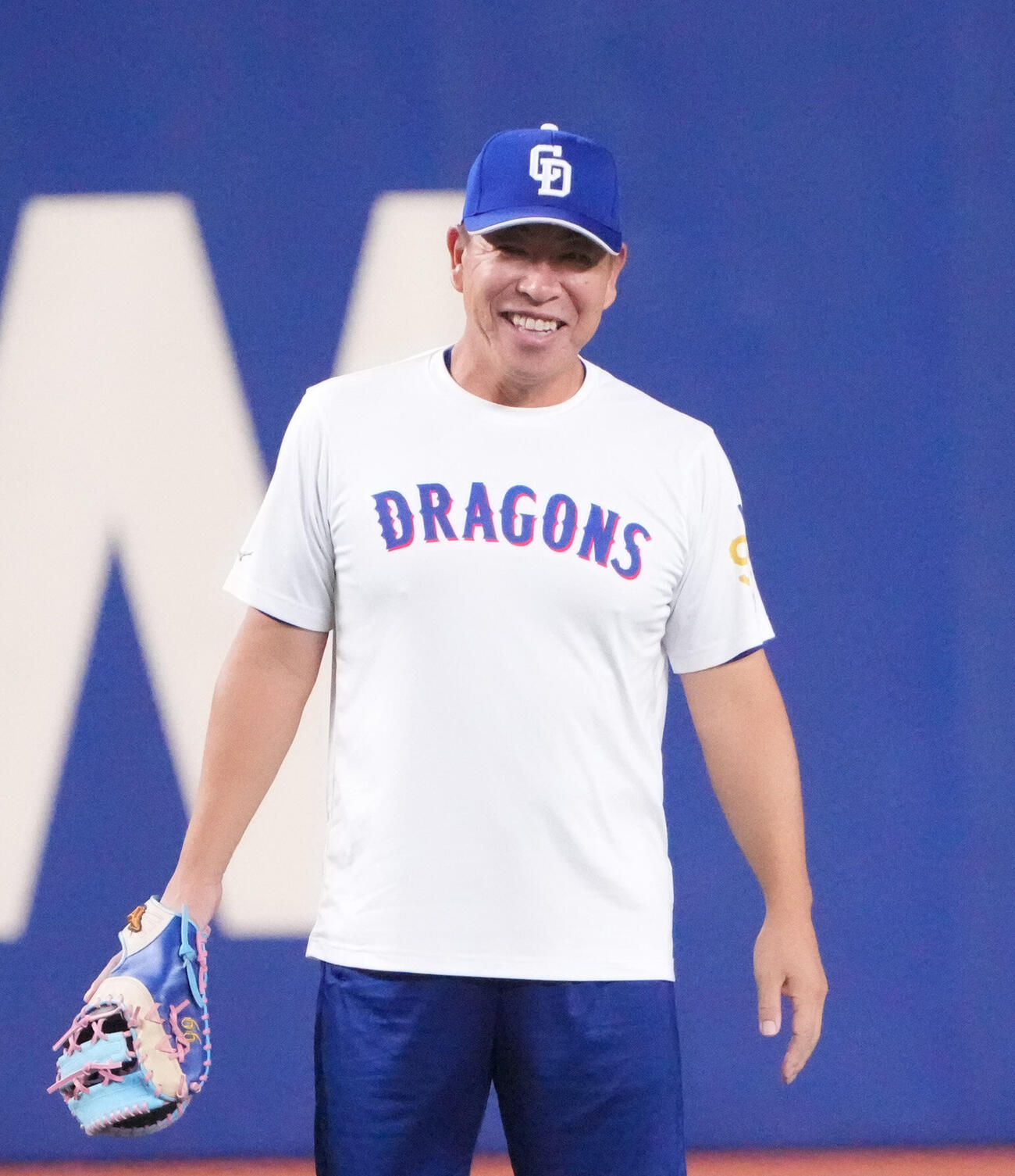中日対DeNA　試合前、誕生日をお祝いされ笑顔の井上一樹監督（撮影・森本幸一）