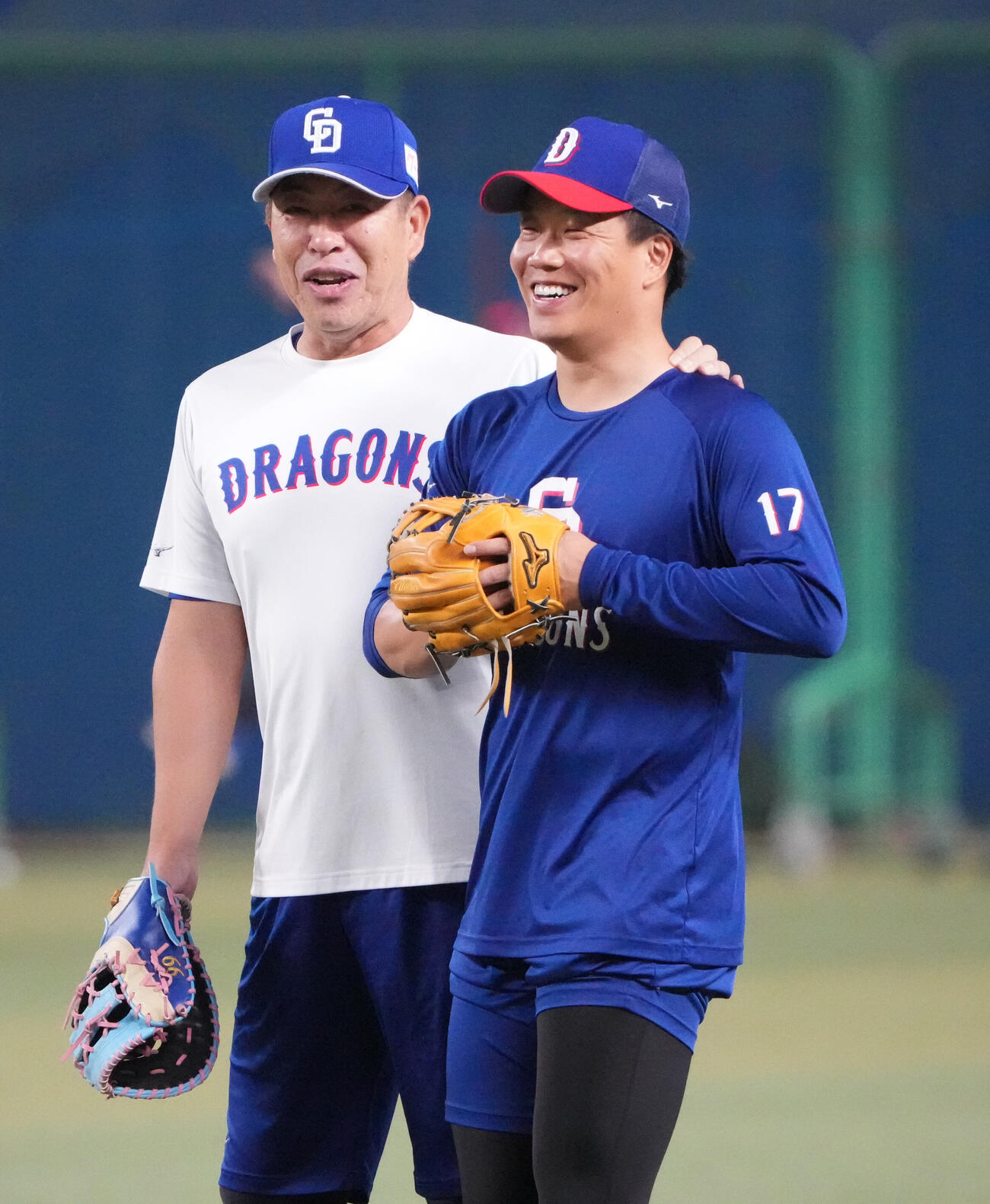 中日対DeNA　試合前、言葉を交わす井上一樹監督（左）と柳裕也（撮影・森本幸一）