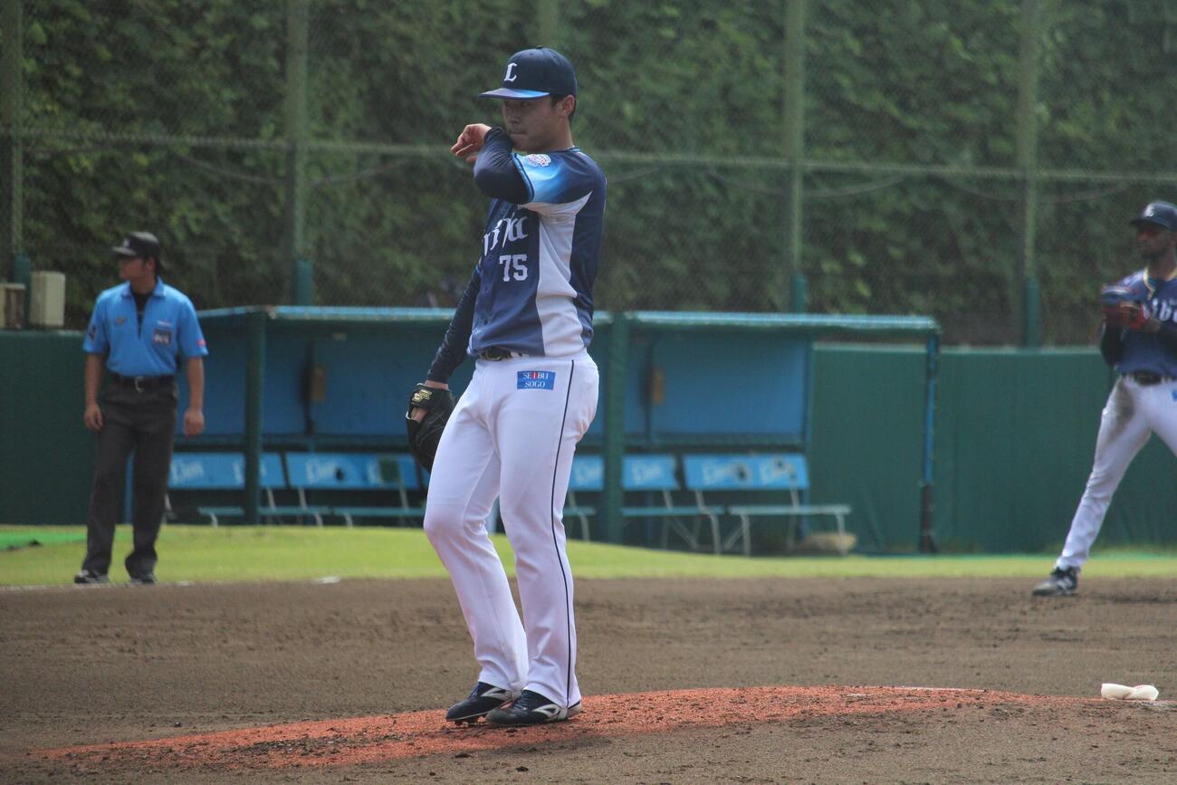 7イニング制となった西武3軍－BC武蔵で汗をぬぐう西武佐藤爽（撮影・金子真仁）