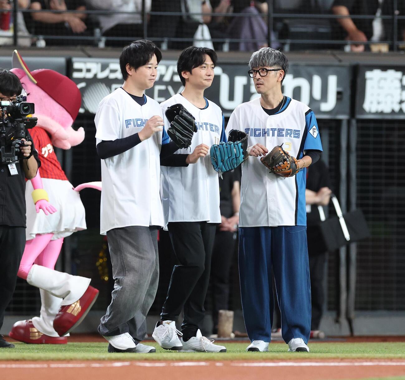 日本ハム対楽天　ファーストピッチセレモニーに登場の左から逢坂良太、島崎信長、桜井孝宏（撮影・黒川智章）