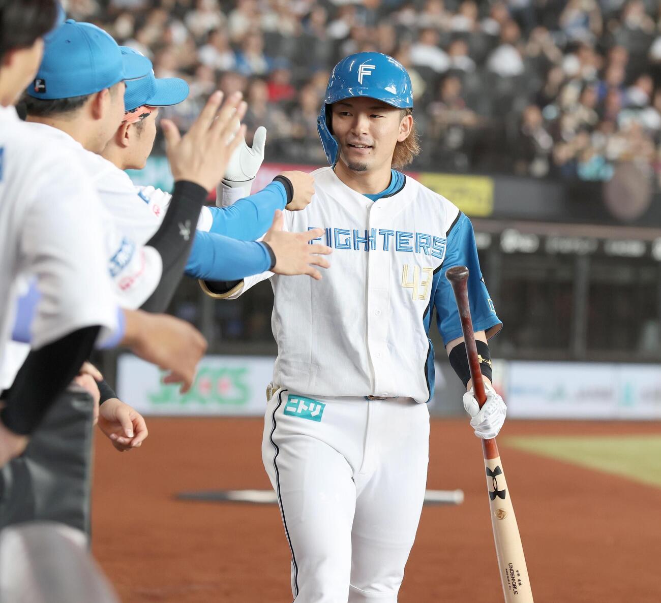 日本ハム対楽天　1回裏、本塁打を放ちナインに出迎えられる水野達稀（撮影・黒川智章）