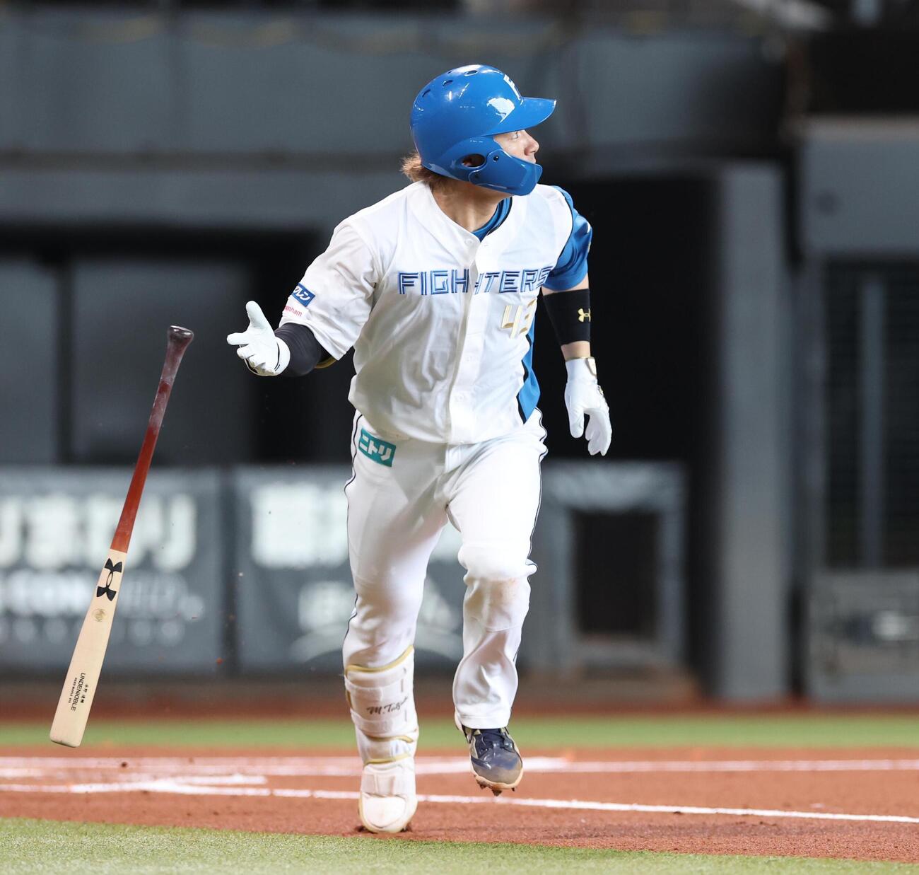 日本ハム対楽天　1回裏日本ハム無死、本塁打を放つ水野達稀（撮影・黒川智章）