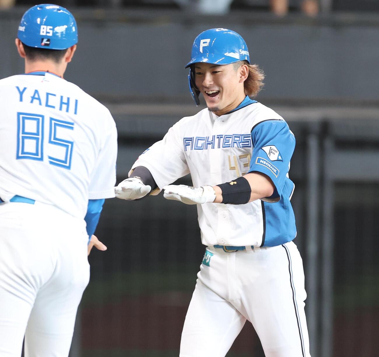 日本ハム対楽天　1回裏日本ハム無死、本塁打を放ち笑顔で生還する水野達稀（撮影・黒川智章）