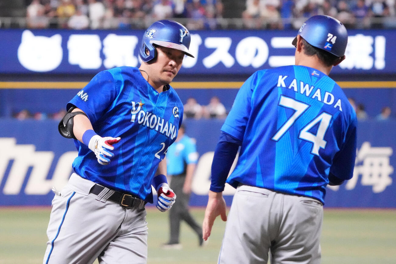 中日対DeNA 2回表DeNA無死、筒香嘉智（左）は本塁打を放ちダイヤモンドを回る（撮影・森本幸一）