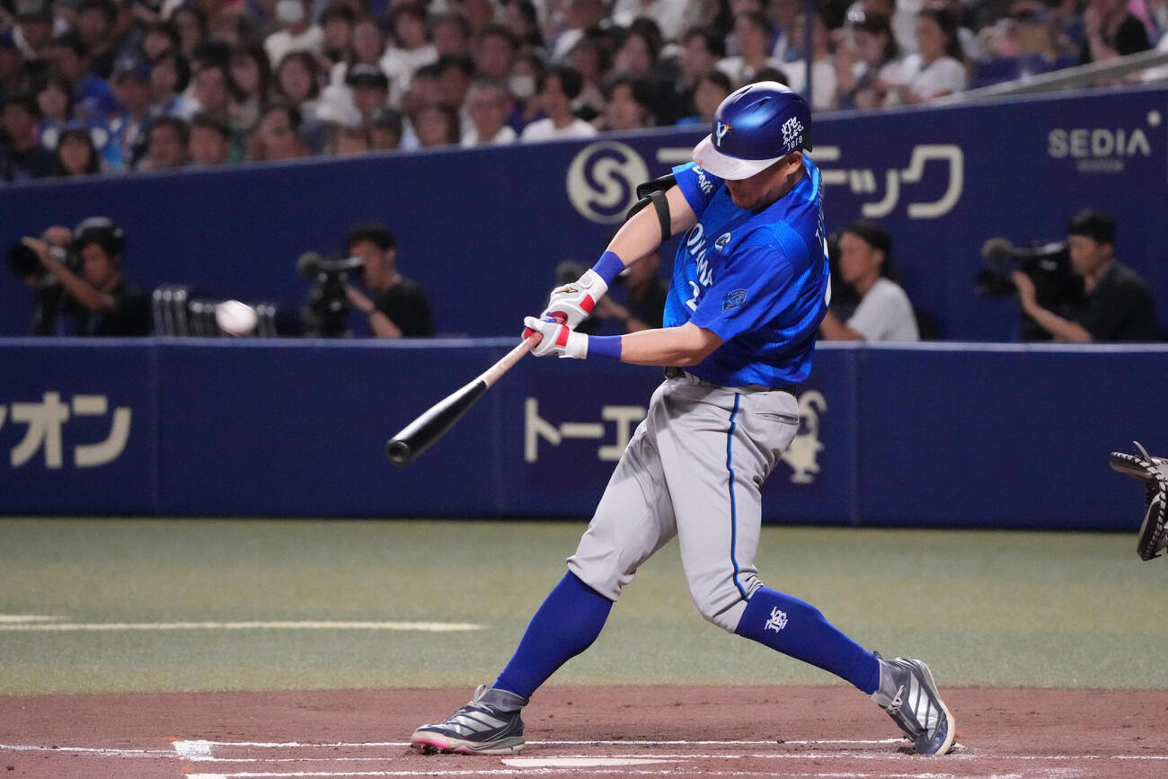 中日対DeNA 2回表DeNA無死、本塁打を放つ筒香嘉智（撮影・森本幸一）