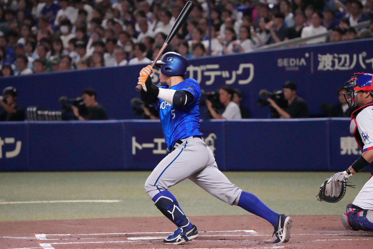 中日対DeNA 2回表DeNA1死一塁、安打を放つ松尾汐恩（撮影・森本幸一）
