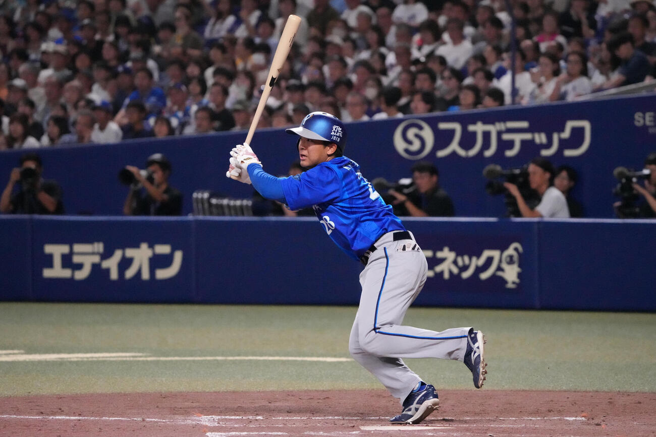 中日対DeNA 5回表DeNA無死、二塁打を放つ勝又温史（撮影・森本幸一）