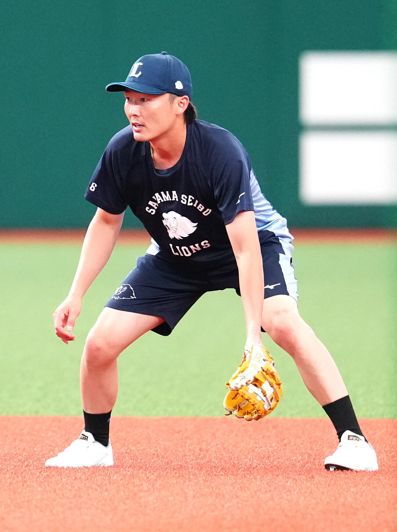 西武対ソフトバンク　白色のスパイクを履き、試合前練習を行う西武源田壮亮（撮影・江口和貴）