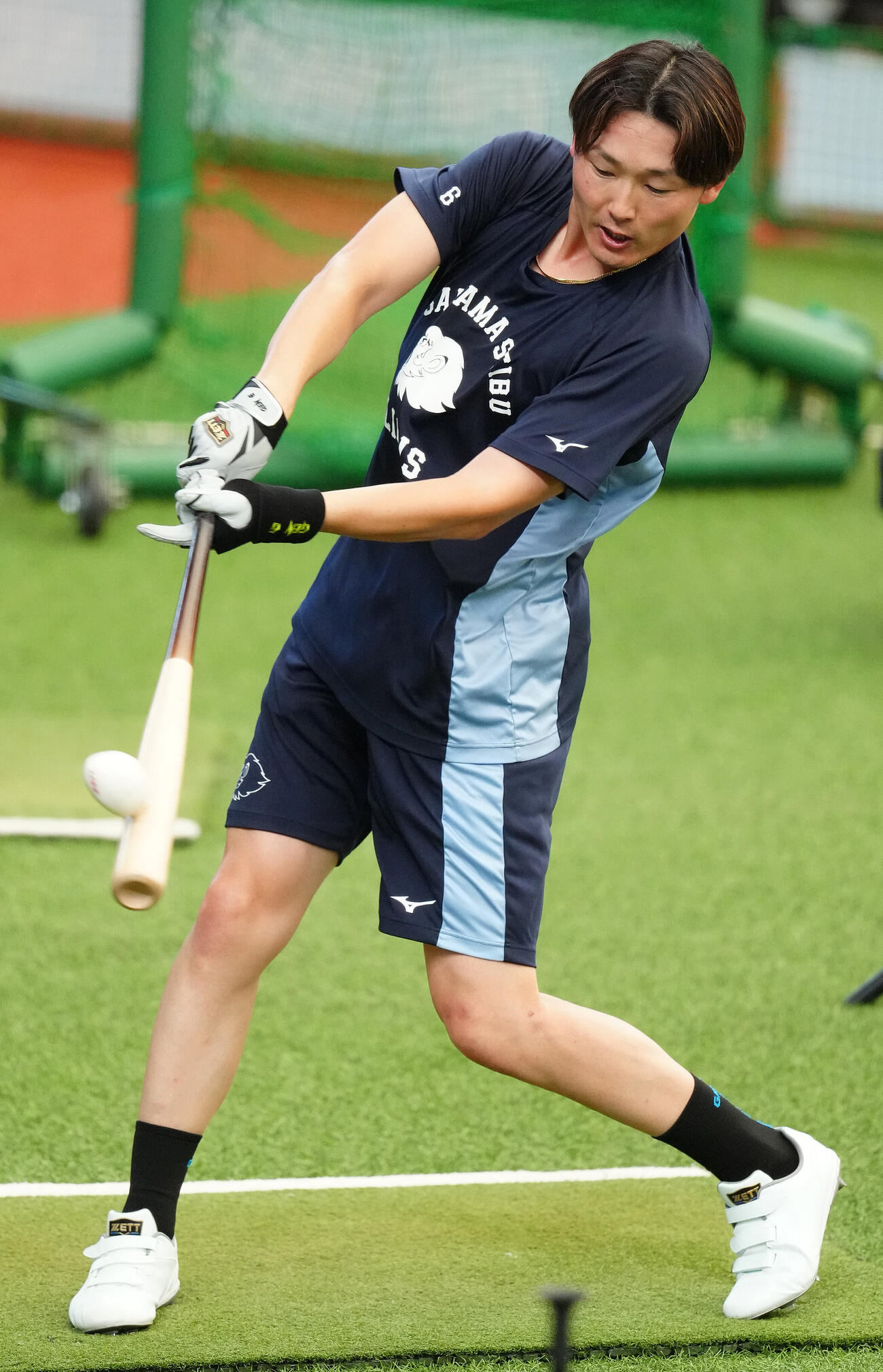 西武対ソフトバンク　白色のスパイクを履き、試合前練習を行う西武源田壮亮（撮影・江口和貴）