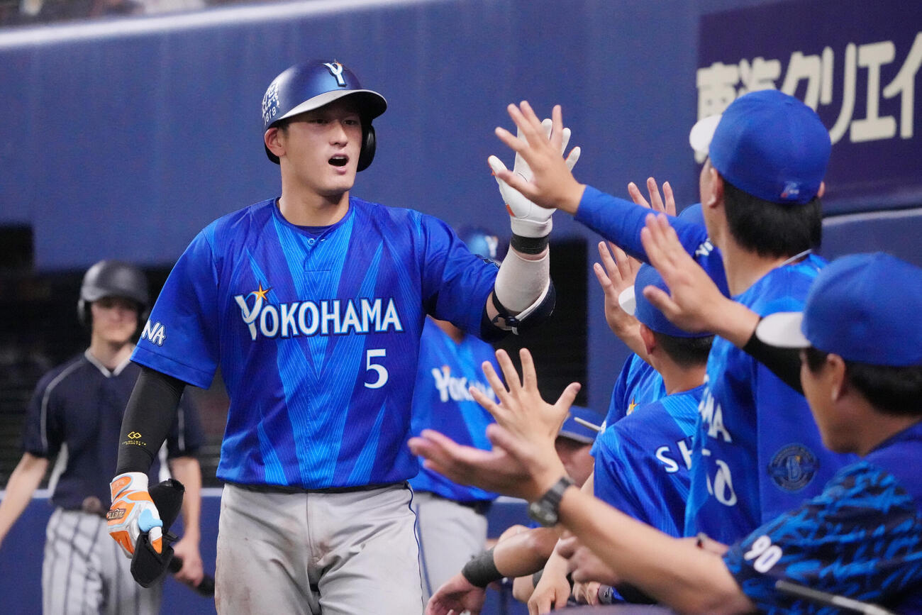 中日対DeNA 4回表DeNA2死、松尾汐恩（左）は本塁打を放ちナインとタッチを交わす（撮影・森本幸一）