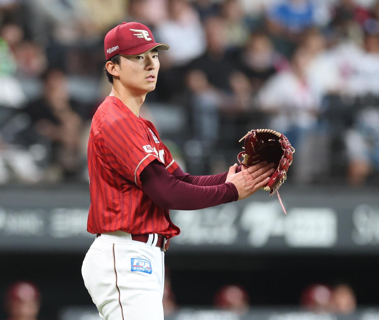 日本ハム対楽天　6回裏、打者を3人で抑えグラブをたたく荘司康誠（撮影・黒川智章）