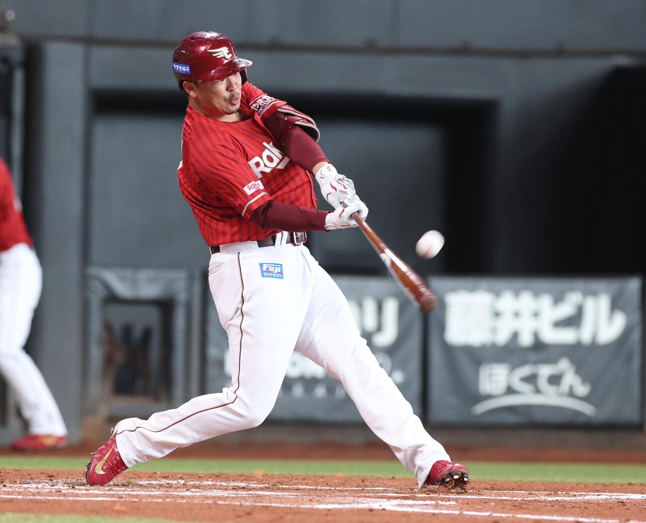 日本ハム対楽天　2回表楽天無死一、三塁、犠飛を放つ浅村栄斗（撮影・黒川智章）