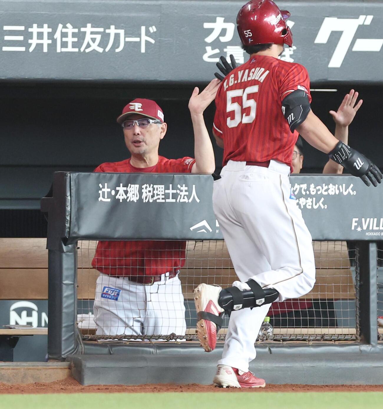 日本ハム対楽天　4回表、本塁打を放ったYG安田を出迎える吉井理人監督（撮影・黒川智章）