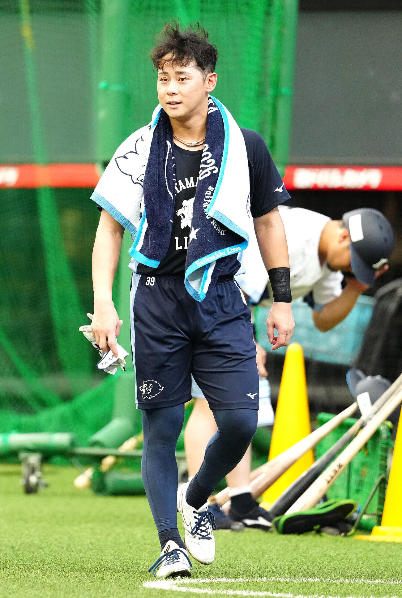 西武対ソフトバンク　白色のスパイクを履き、試合前練習を行う西武平沢大河（撮影・江口和貴）