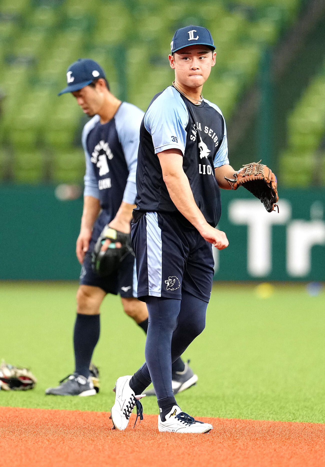 西武対ソフトバンク　白色のスパイクを履き、試合前練習を行う西武平沢大河（撮影・江口和貴）