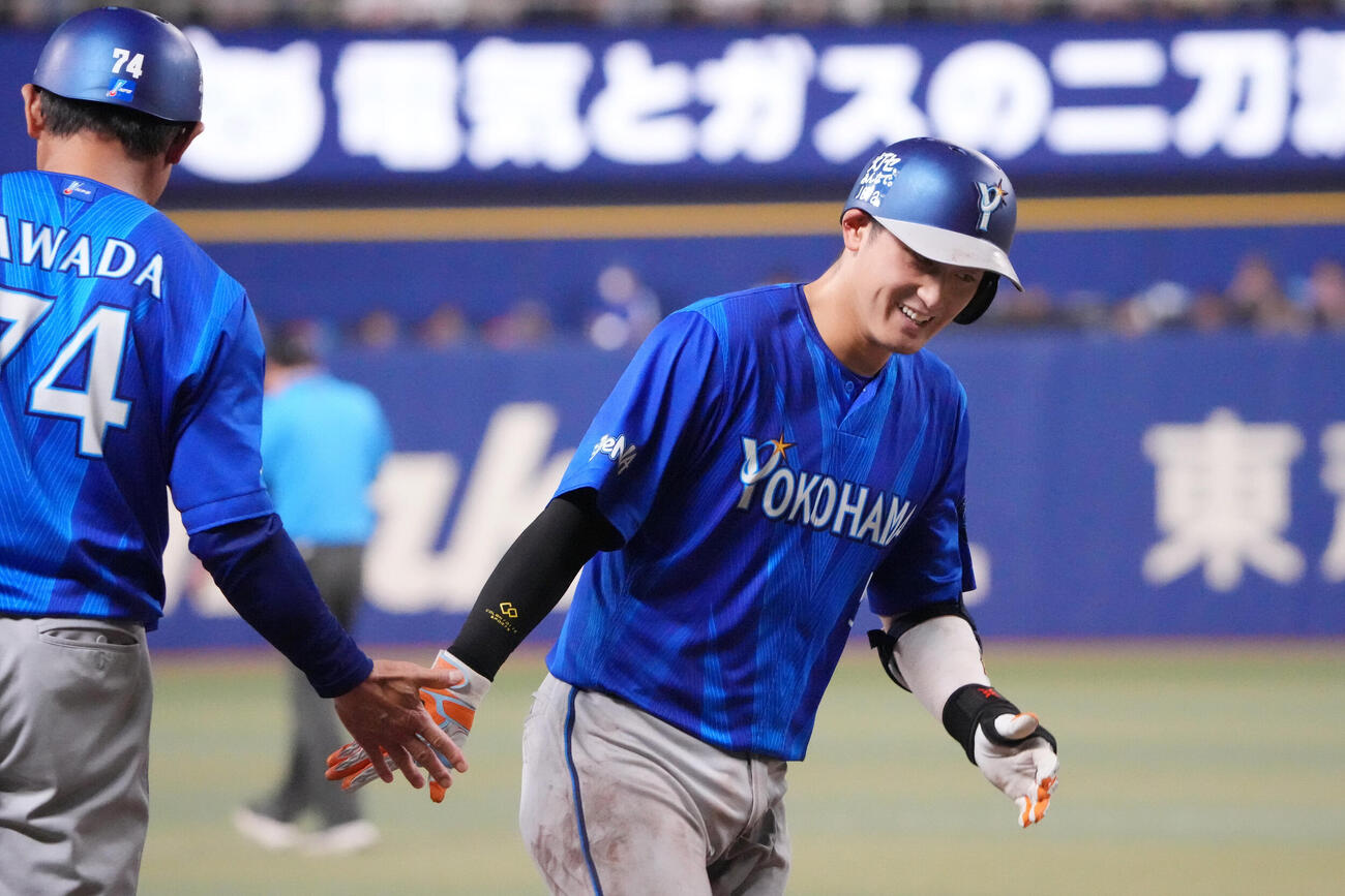 中日対DeNA 4回表DeNA2死、松尾汐恩（右）は本塁打を放ちダイヤモンドを回る（撮影・森本幸一）