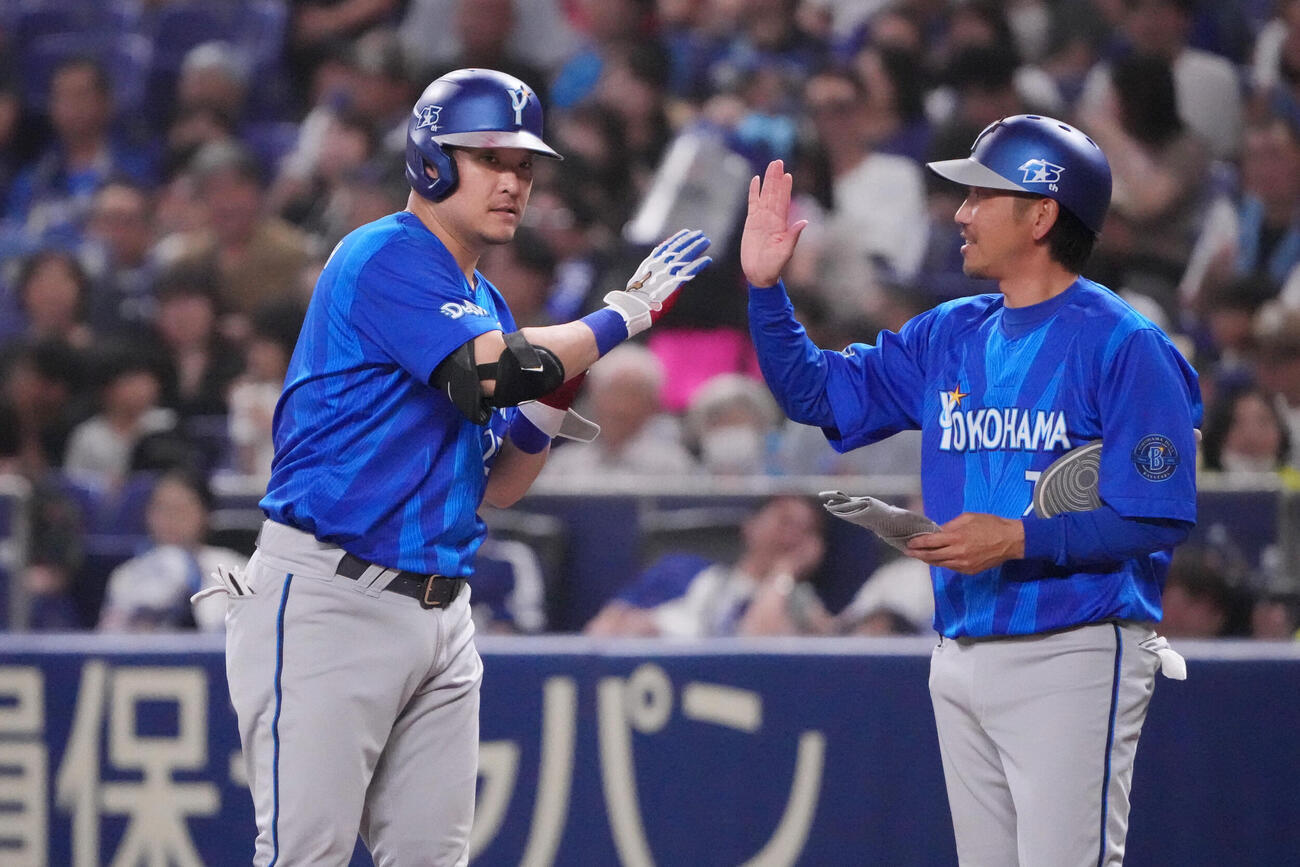 中日対DeNA 5回表DeNA2死一、三塁、筒香嘉智（左）は適時打を放ち藤田一也コーチとタッチを交わす（撮影・森本幸一）