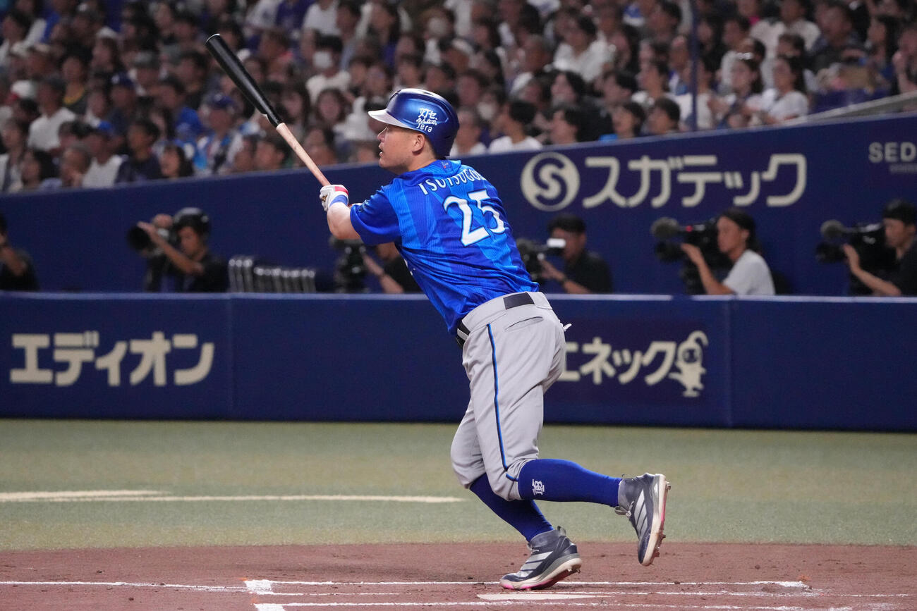中日対DeNA 2回表DeNA無死、本塁打を放つ筒香嘉智（撮影・森本幸一）